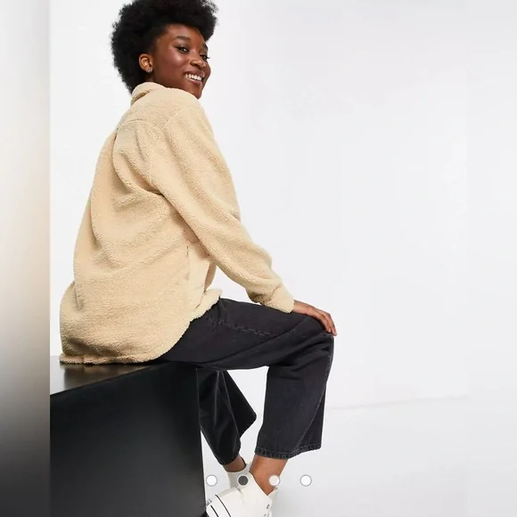 Stradivarius Fleece Shacket in beige - Picture 3 of 6